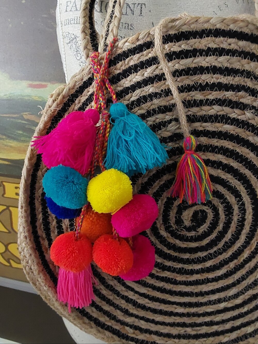 NEW NATURAL AND BLACK HANDWOVEN LARGE ROUND JUTE BAG WTH POMPOM/TASSELS - Picture 2 of 8